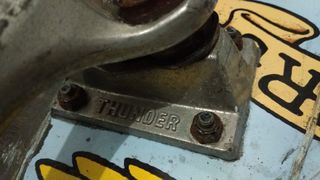 Skate Anti-hero con ejes Thunder