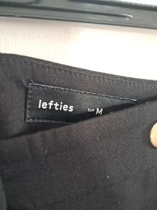 Pantalón corto negro talla M con botones dorados