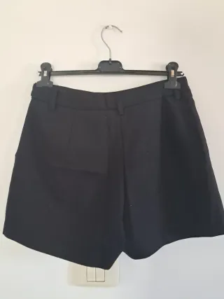 Pantalón corto negro talla M con botones dorados
