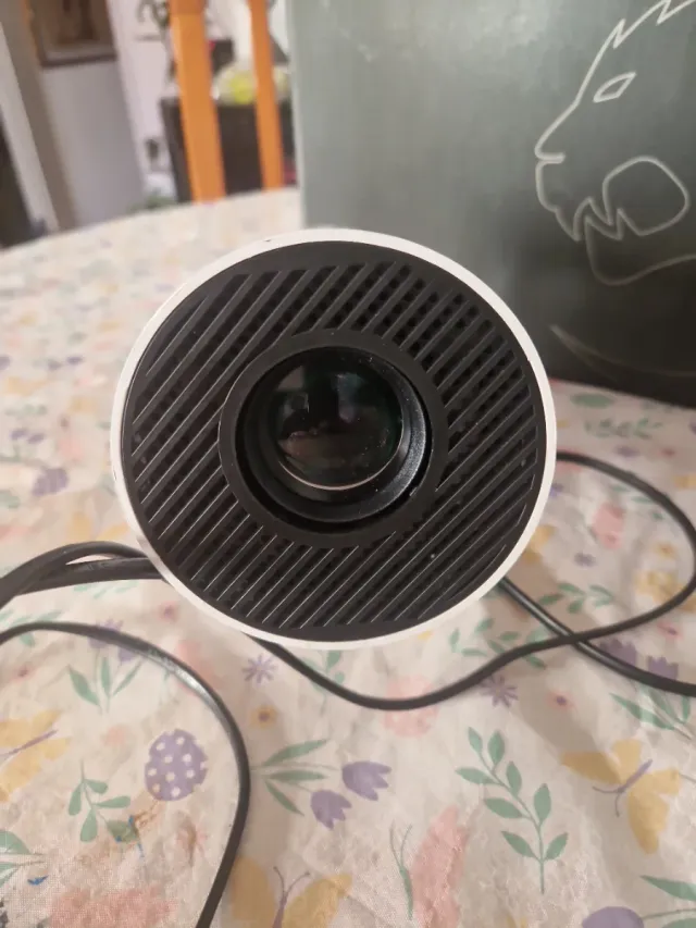 Proyector blanco y gris