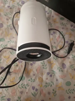 Proyector blanco y gris