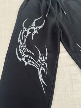 Pantalón Trapstar Negro con Diseño Tribal