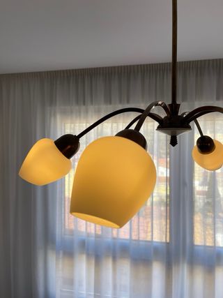 Lámpara colgante vintage dorada y blanca.