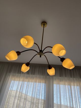 Lámpara colgante vintage dorada y blanca.