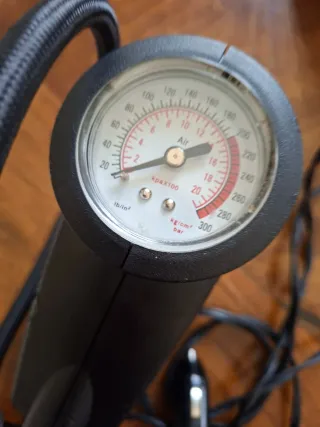 Inflador de neumáticos 12V con manómetro