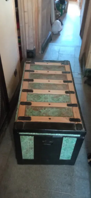 Antiguo baúl de madera y chapa decorado