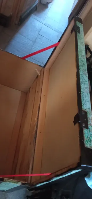 Antiguo baúl de madera y chapa decorado