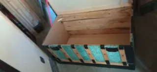 Antiguo baúl de madera y chapa decorado