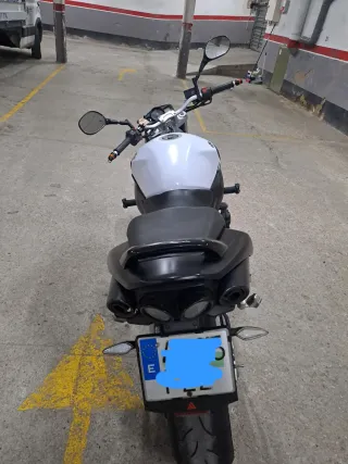 Moto Naked Negra y Blanca