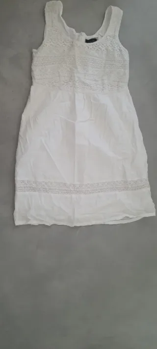 Vestido branco de linho com renda