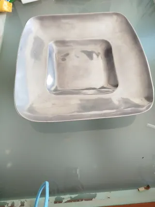 Plato cuadrado de metal plateado 42 cm