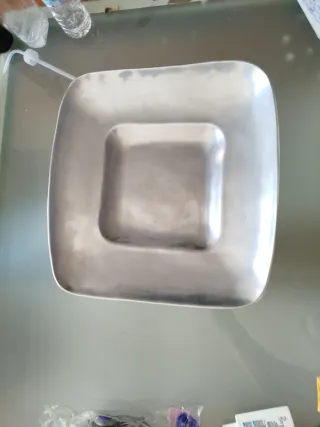 Plato cuadrado de metal plateado 42 cm