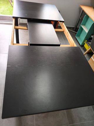 Mesa de comedor de madera negra.