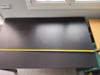 Mesa de comedor de madera negra.