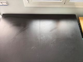 Mesa de comedor de madera negra.