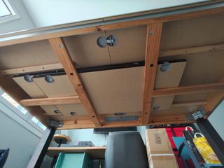 Mesa de comedor de madera negra.