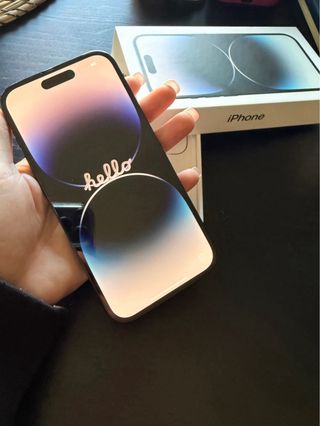 iPhone 14 Pro Negro + 11 fundas + cable original