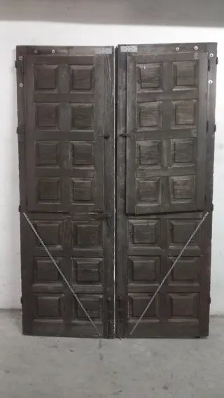 Puerta antigua de madera oscura y blanca