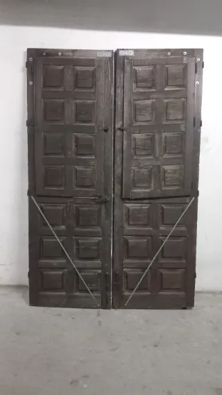Puerta antigua de madera oscura y blanca