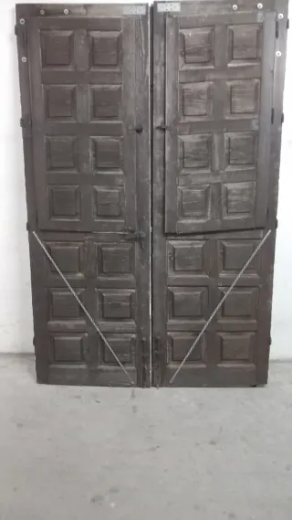 Puerta antigua de madera oscura y blanca