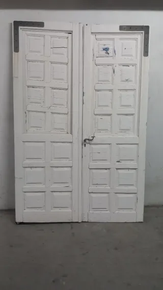 Puerta antigua de madera oscura y blanca