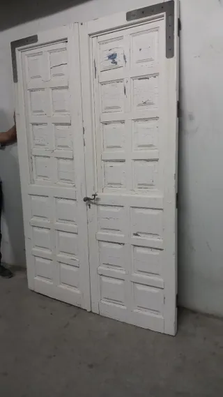 Puerta antigua de madera oscura y blanca