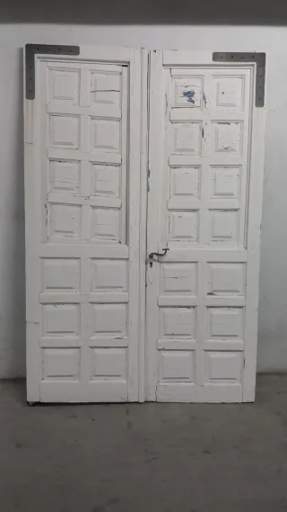 Puerta antigua de madera oscura y blanca