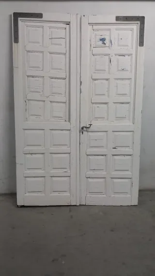 Puerta antigua de madera oscura y blanca