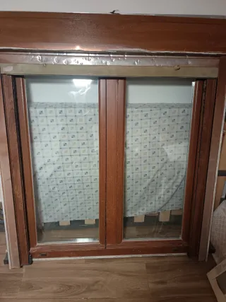 Ventana de aluminio marrón en muy buen estado.