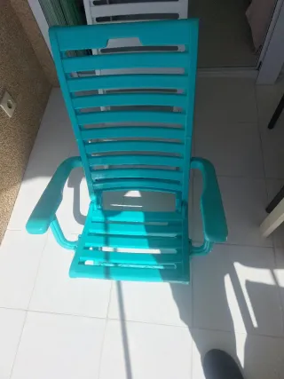 Due sedie da spiaggia in plastica bianche e 1 verde