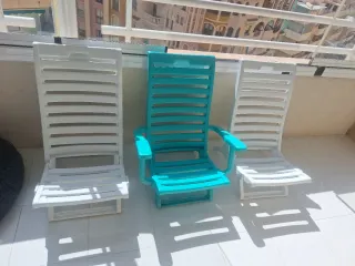 Due sedie da spiaggia in plastica bianche e 1 verde
