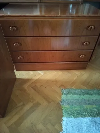 Muebles y vitrina en madera