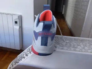 Zapatillas deportivas azules y blancas
