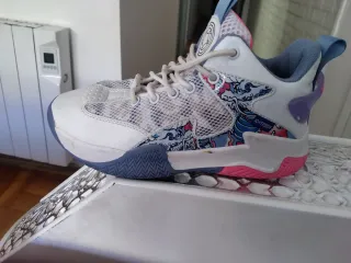 Zapatillas deportivas azules y blancas