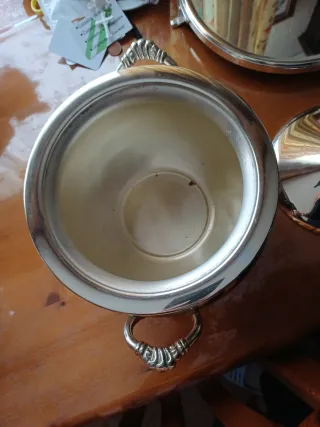 Sopera plateada con pie y espejo