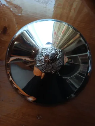 Sopera plateada con pie y espejo