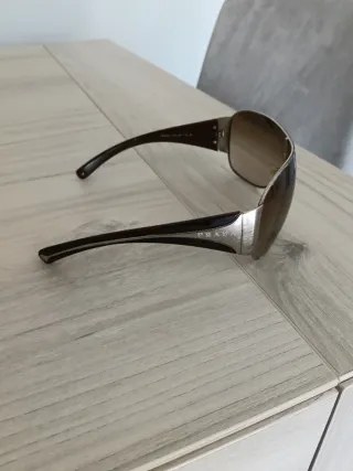 Gafas de sol marrones y plateadas