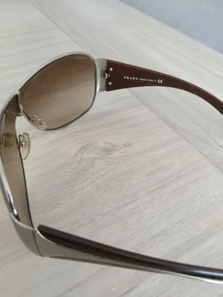 Gafas de sol marrones y plateadas