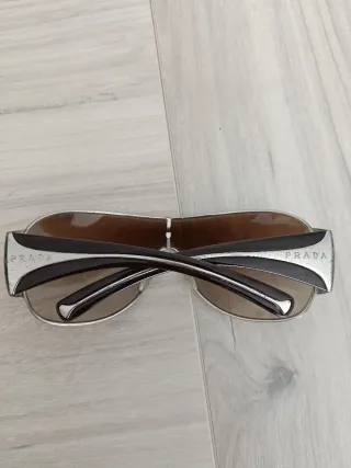 Gafas de sol marrones y plateadas