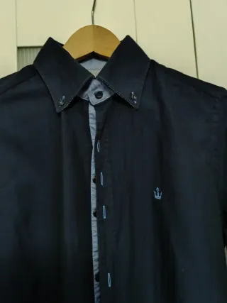 Camisa azul con coderas