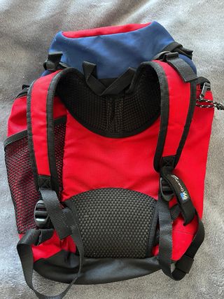 Mochila Quechua senderismo roja y azul