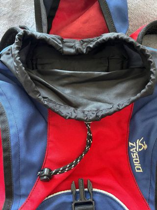 Mochila Quechua senderismo roja y azul