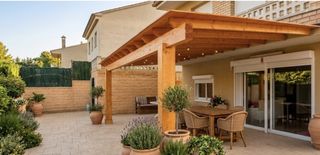 Pérgola de madera y metal
