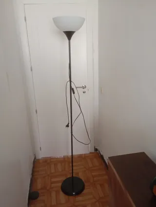 Dos Lámparas de pie modernas.