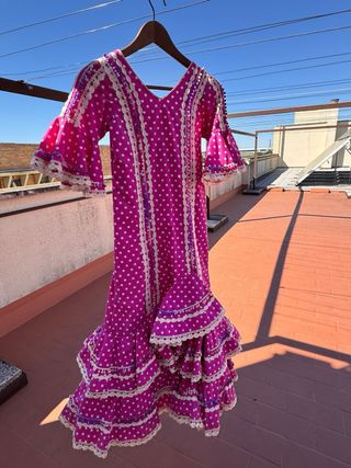 Trajes de flamenca niña rosa lunares blancos.