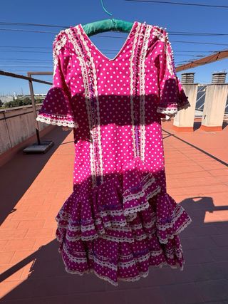 Trajes de flamenca niña rosa lunares blancos.