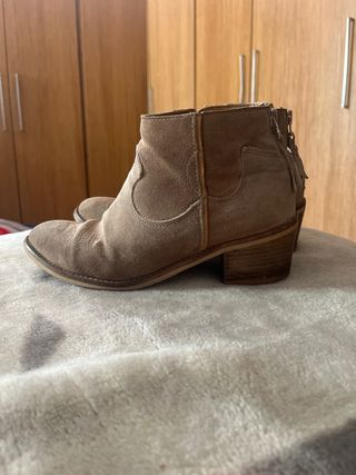 Botines de ante beige y marrón