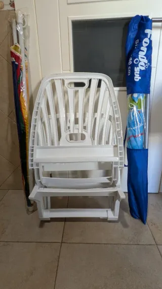 Sedia da spiaggia e 2 ombrelloni da spiaggia