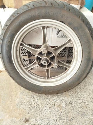 Rueda Suzuki Burgman 200 cc. 110/90-13 Pirelli