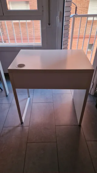 Escritorio blanco y negro con hueco